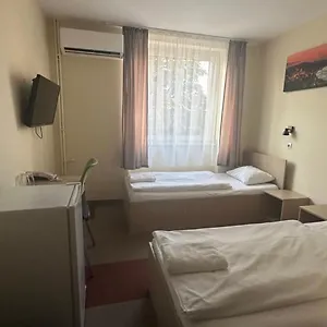 Free Parking, Free Breakfast, Only 15 Minutes To Center , Budapest Hungría